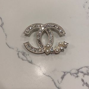 CC Chanel brooch rhinestone and faux pearl